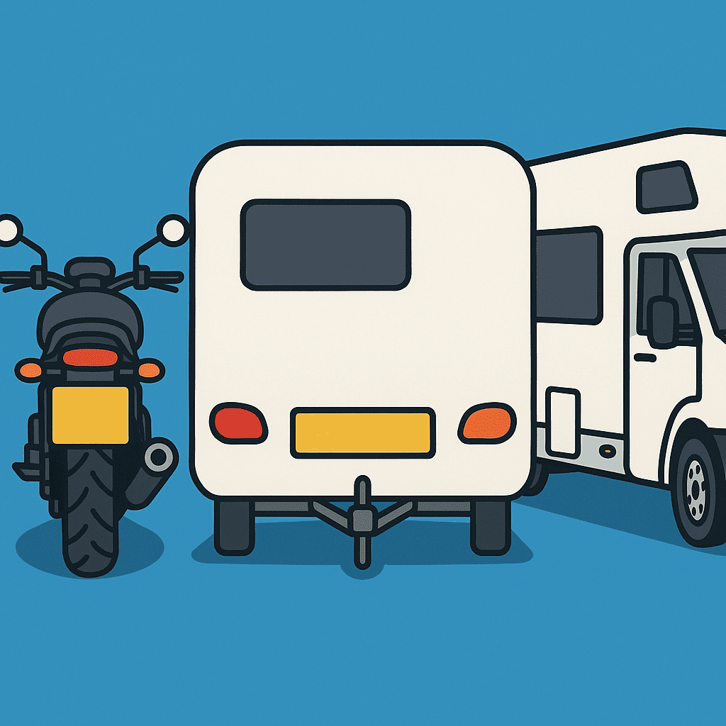 Illustration eines Motorrads, eines Wohnwagens und eines Wohnmobils mit sichtbaren Kennzeichen